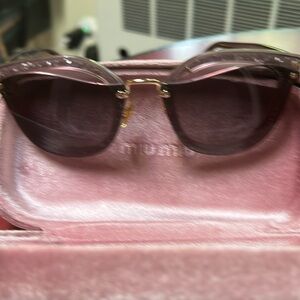 Miu Miu Black Cat-Eye Sunglasses with Modern Elegance